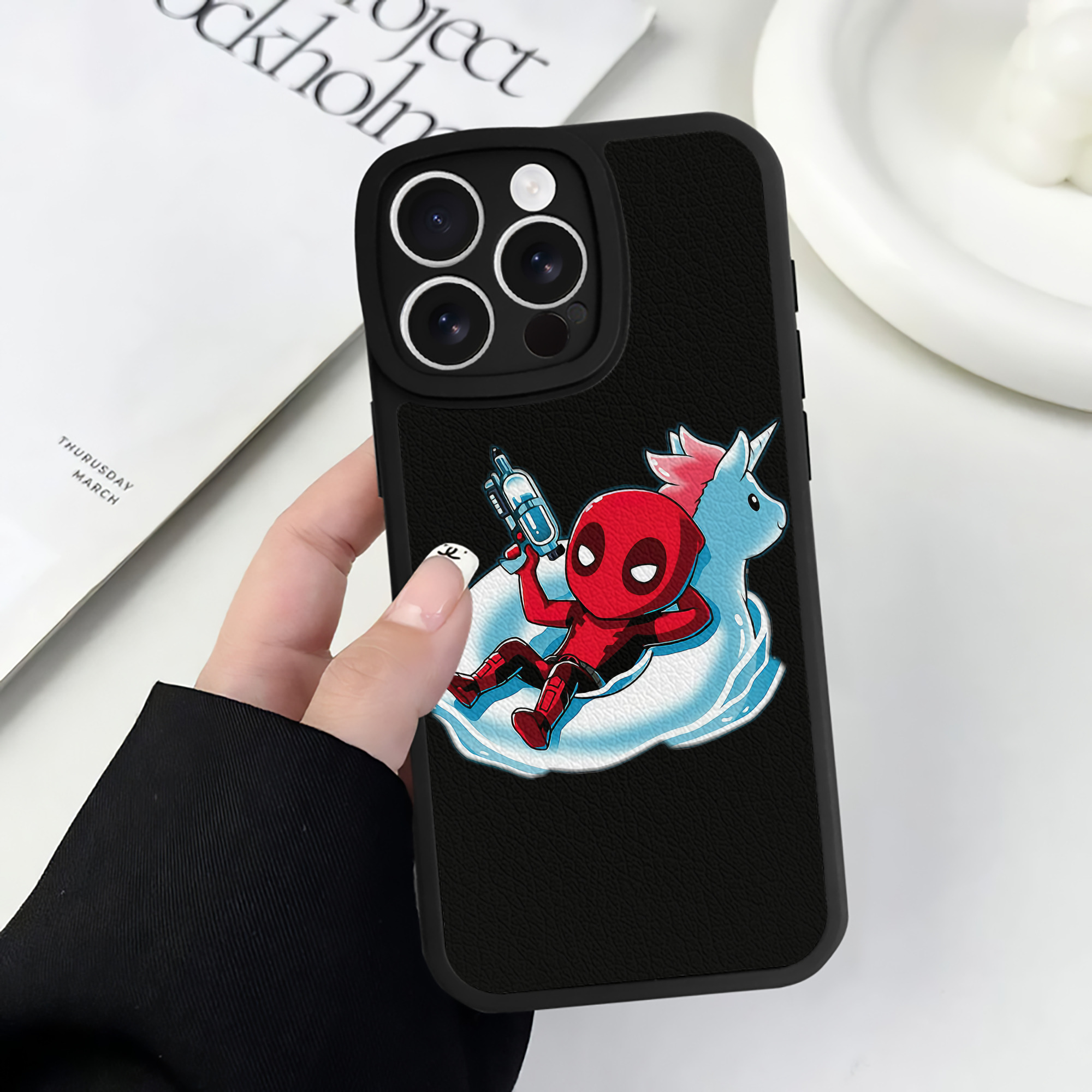 （画像用） Deadpool デッドプール 【iPhone 16シリーズ対応】シリコンスマホケース（レザー調） 材質：シリコン